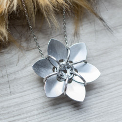 Velký šupinový květ - přívěsek